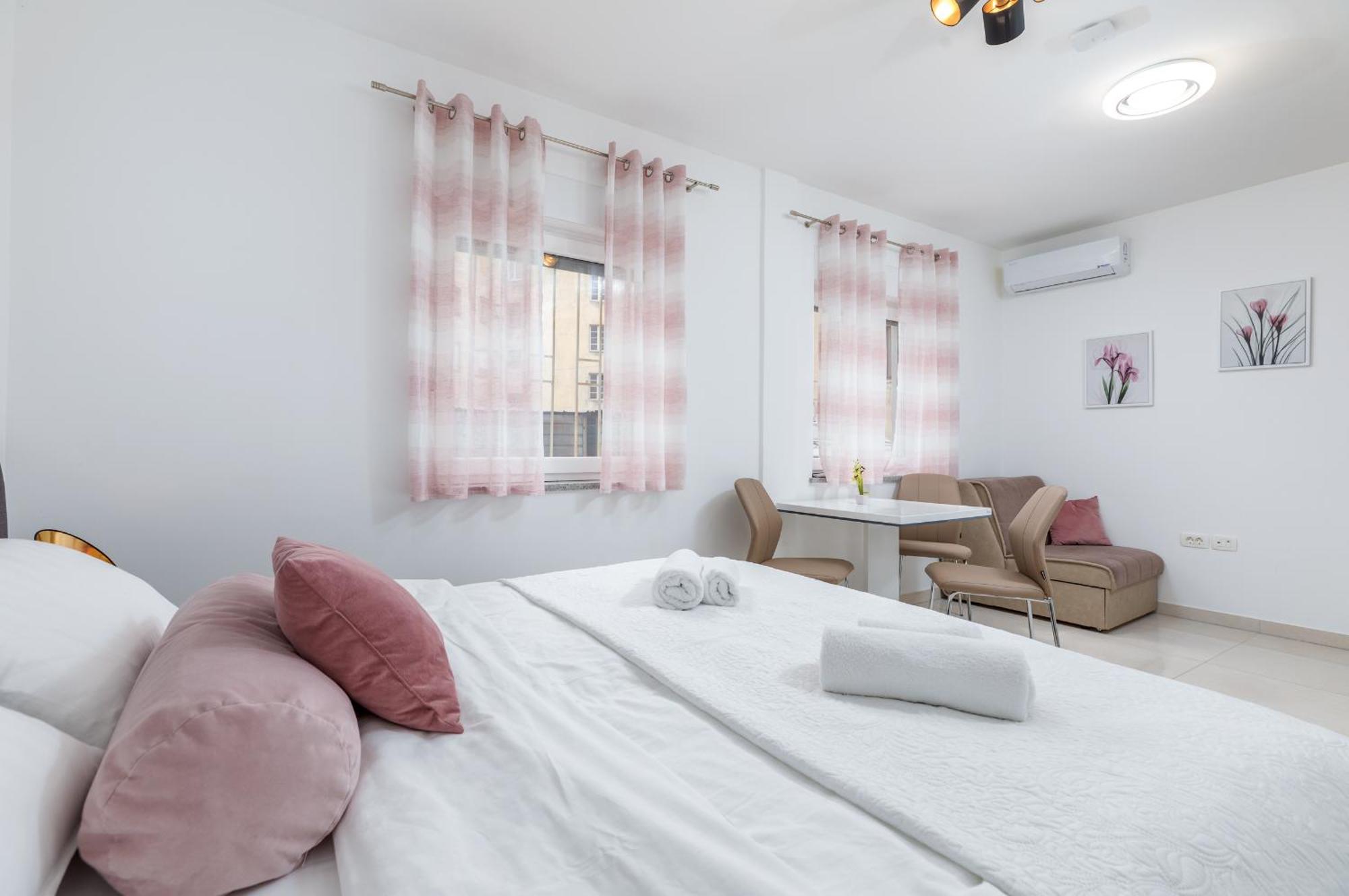 Marine Lux Apartments Pula Exterior photo